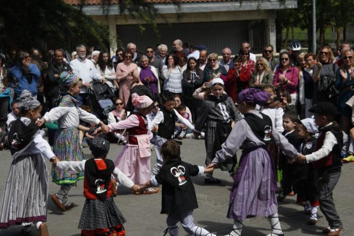 Dantzas en las fiestas de Abetxuko.