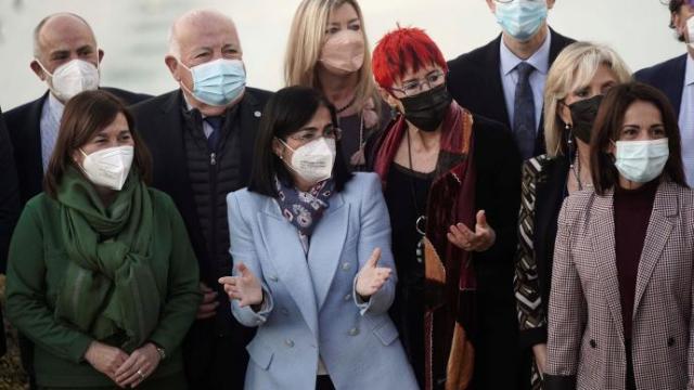 La ministra de Sanidad, Carolina Darias, junto a consejeros autonómicos antes de la reunión del Consejo Interterritorial