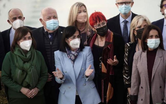 La ministra de Sanidad, Carolina Darias, junto a consejeros autonómicos antes de la reunión del Consejo Interterritorial