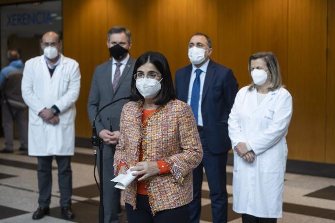 La ministra de Sanidad, Carolina Darias, interviene durante su visita al Hospital Clínico Universitario de Santiago.