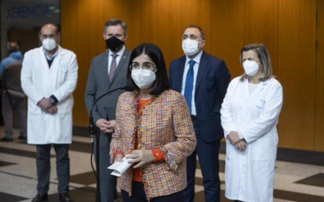 La ministra de Sanidad, Carolina Darias, interviene durante su visita al Hospital Clínico Universitario de Santiago.