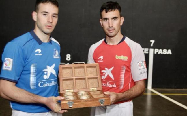 Darío Gómez y Mikel Urrutikoetxea, con las pelotas seleccionadas en el frontón de Labastida. Darío Gómez y Mikel Urrutikoetxea, con las pelotas seleccionadas en el frontón de Labastida.
