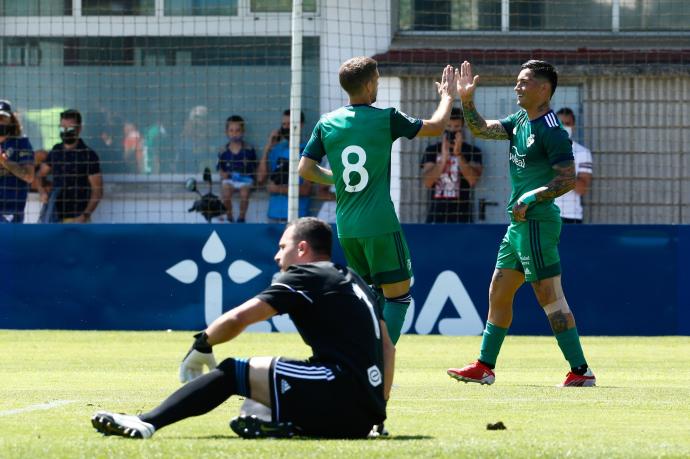 Darko Brasanac y el Chimy Ávila celebran un gol contra el Burgos.