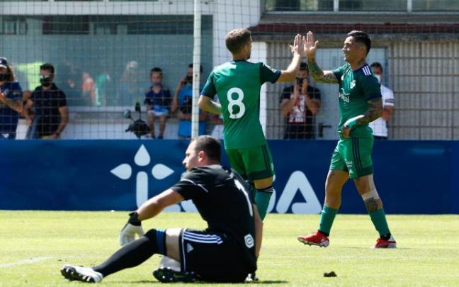 Darko Brasanac y el Chimy Ávila celebran un gol contra el Burgos. Darko Brasanac y el Chimy Ávila celebran un gol contra el Burgos.