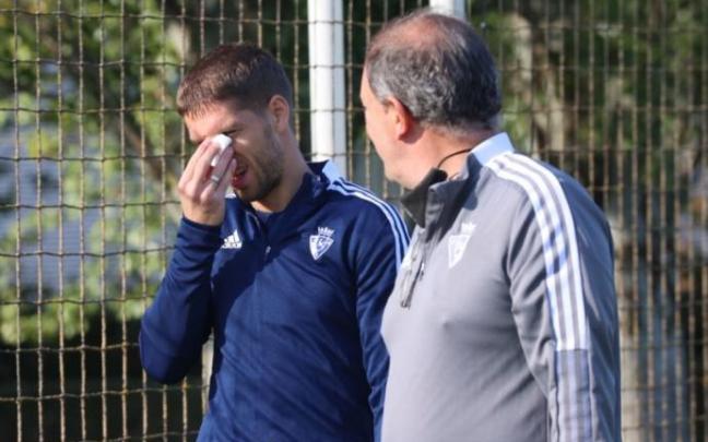 Darko se retira al vestuario cubriéndose la nariz. Darko se retira al vestuario cubriéndose la nariz.