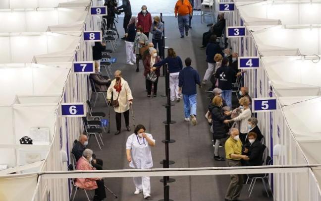 Varias personas acuden a vacunarse contra el covid-19.