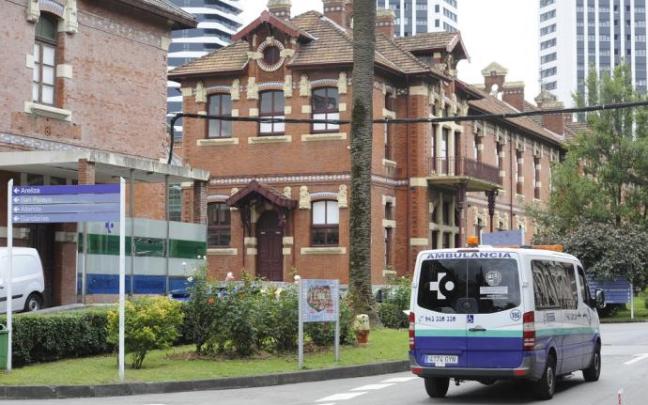 Una ambulancia accede al Hospital de Basurto.