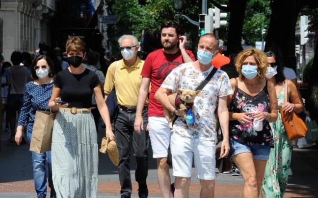 Gente paseando por la calle.