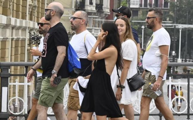 Varias personas andando por la calle.