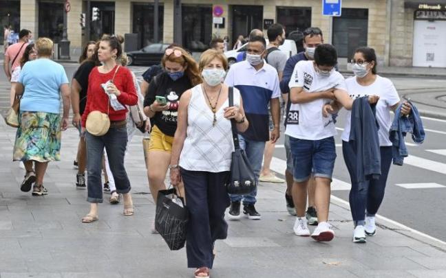 Varias personas andando por la calle.