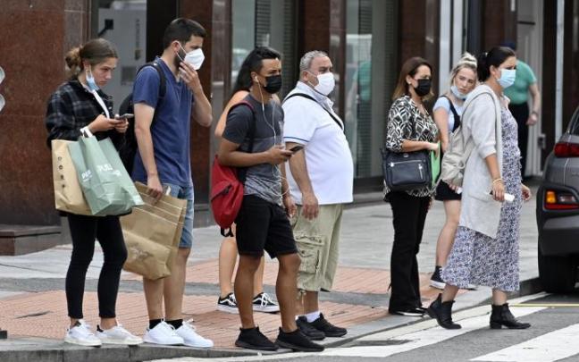 Varias personas caminando por la calle.