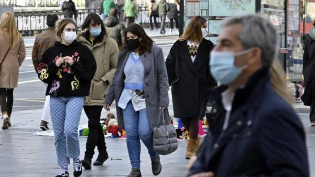 Varias personas pasean con mascarilla.