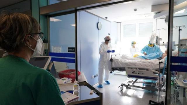 Una persona ingresada en la UCI a causa del covid.