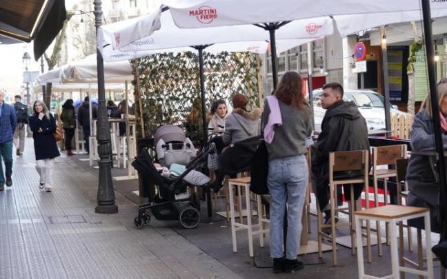 Gente paseando por la calle y en las terrazas de la capital vizcaino. Gente paseando por la calle y en las terrazas de la capital vizcaino.
