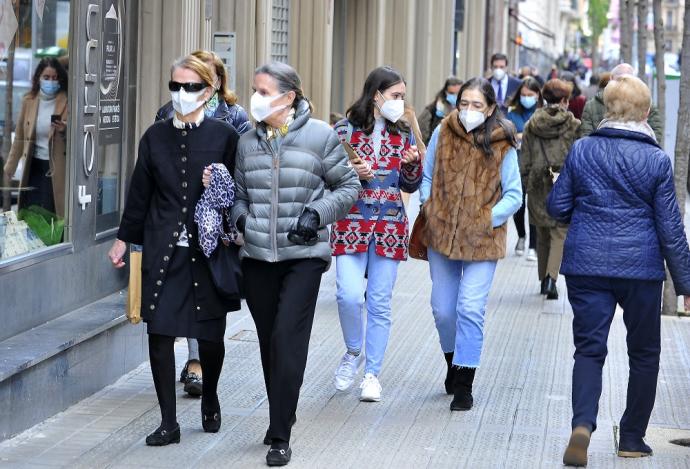 Gente paseando con mascarilla.