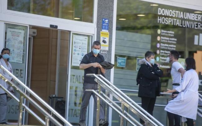 Varias personas en la entrada del Hospital Donostia.