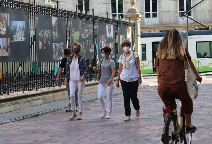 Personas andando por la calle con mascarilla para evitar contagios de coronavirus.