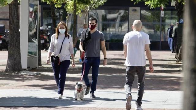 Personas andando por la calle con mascarilla. Personas andando por la calle con mascarilla.