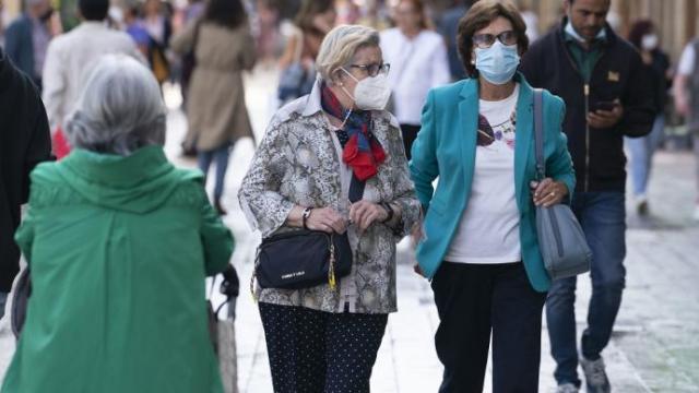 Varias personas andando por la calle.