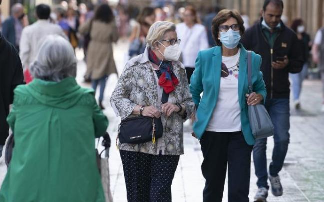 Varias personas andando por la calle.