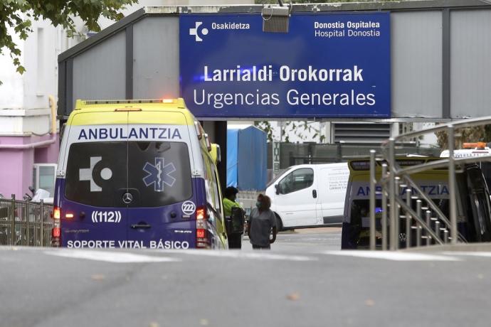 Una ambulancia entrando a Urgencias del Hospital Donostia.
