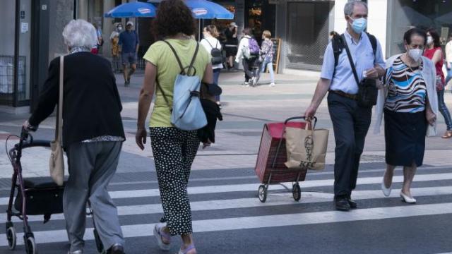 Varias personas paseando con mascarilla.
