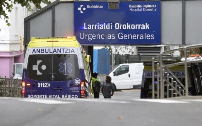 Una ambulancia entrando a Urgencias del Hospital Donostia.