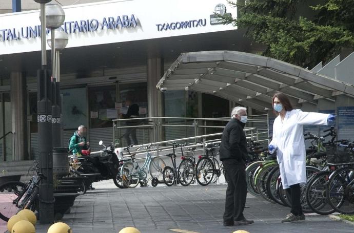 Varias personas con mascarilla en el exterior del hospital Txagorritxu.
