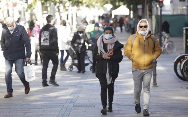 Personas andando por la calle con mascarilla. Personas andando por la calle con mascarilla.