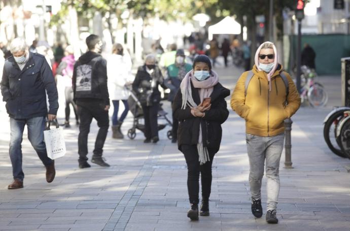 Gente paseando por la calle.