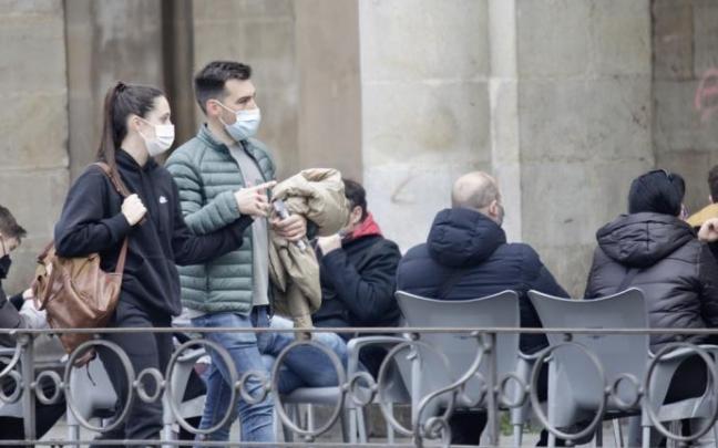 Gente paseando con mascarilla.