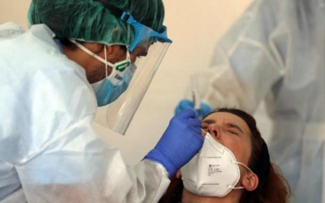 Una sanitaria realiza una prueba PCR.