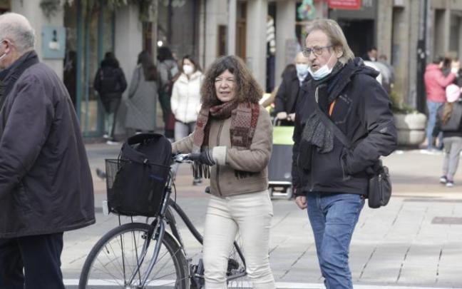 Personas andando por la calle con mascarilla para evitar contagios de coronavirus.