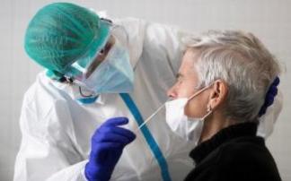 Un sanitario realiza una prueba de detección del covid.