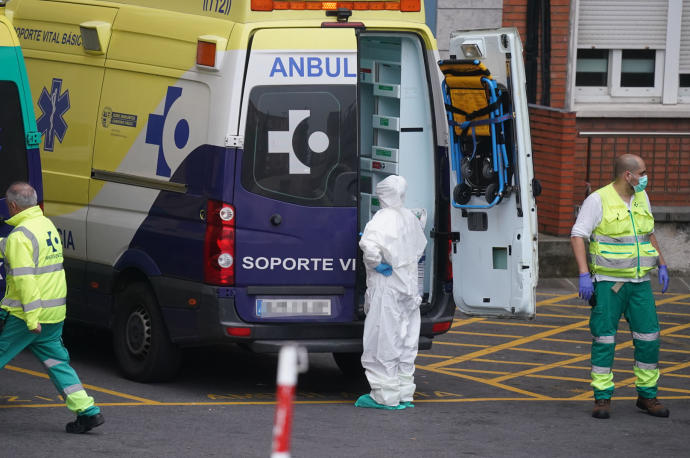 Varios sanitarios atienden a un paciente en el Hospital de Cruces.