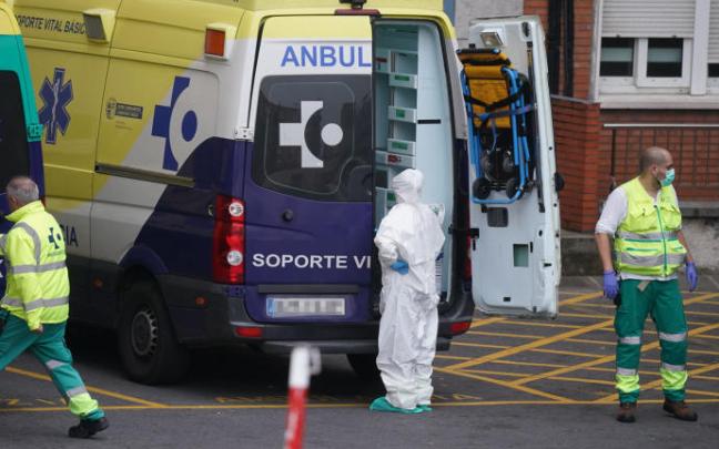 Varios sanitarios atienden a un paciente en el Hospital de Cruces.