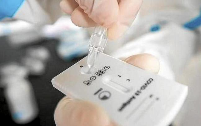 Un sanitario manipula un test de antígenos. Un sanitario manipula un test de antígenos.