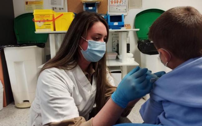 Un menor recibe la vacuna contra el Covid-19.