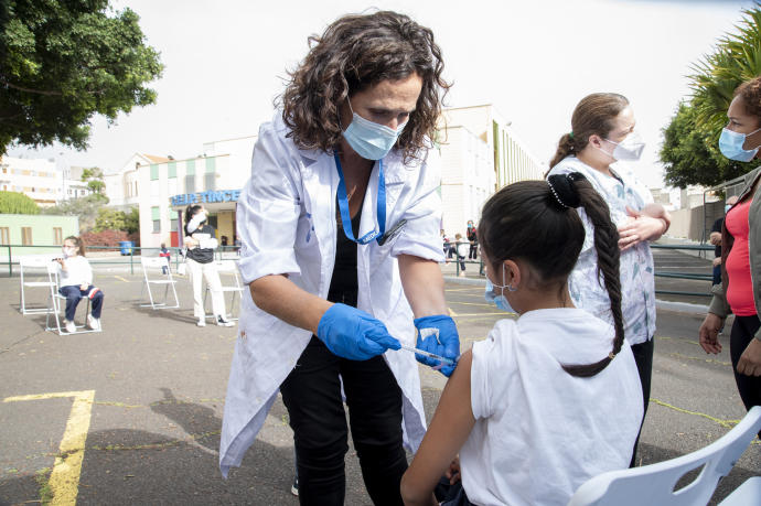 Una niña recibe la vacuna contra el Covid-19.