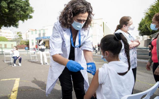 Una niña recibe la vacuna contra el Covid-19.