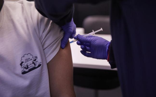 Una persona recibe una dosis de la vacuna contra el Covid-19.