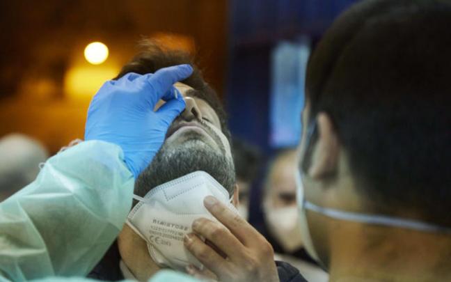 Un enfermero realiza un test de antígenos a un hombre.