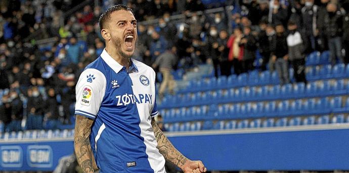 Joselu celebra el gol que le marcó al Getafe en Mendizorroza durante la primera vuelta del campeonato. Foto: Josu Chavarri