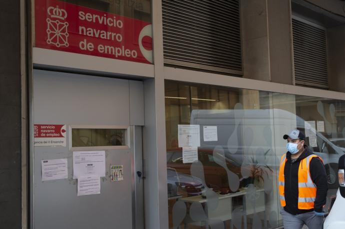 Un hombre pasa junto a la oficina del Servicio Navarro de Empleo.