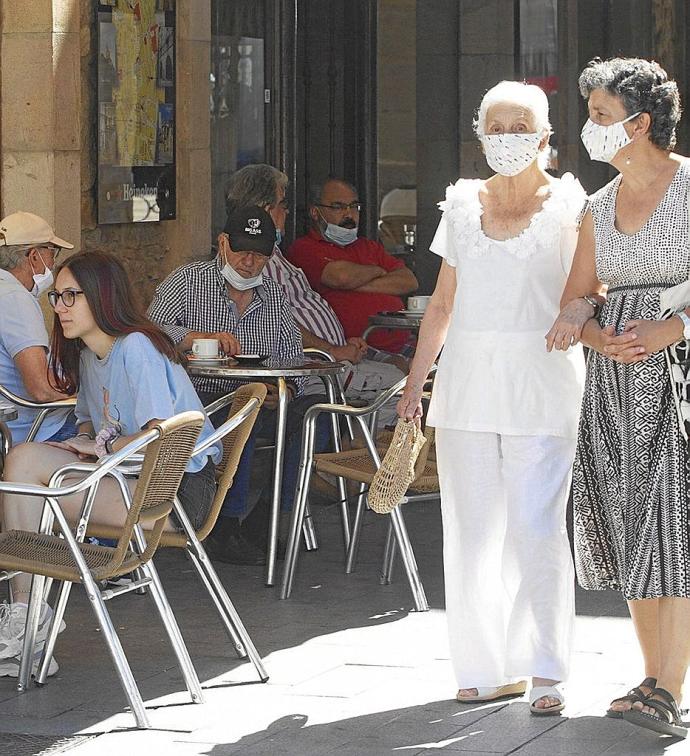 El final del estado de alarma decretado por el Gobierno central ha supuesto el cese de las restricciones a la movilidad y, en consecuencia, el ambiente ha vuelto, en parte, a las calles, terrazas de los bares y parques de la capital alavesa. Foto: Alex La