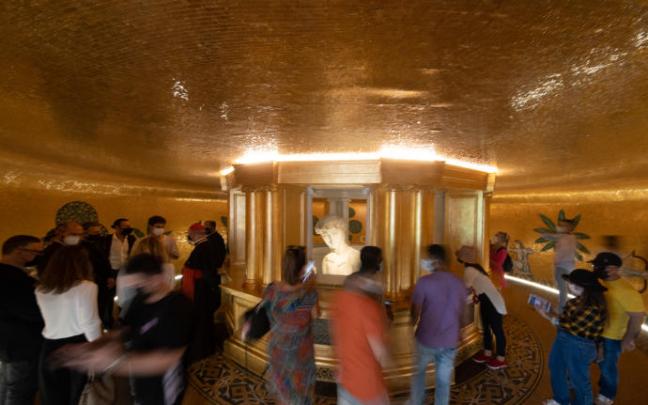 La cabeza y los hombros del 'David' de Miguel Ángel quedan a la altura de los ojos de los visitantes del pabellón de Italia.