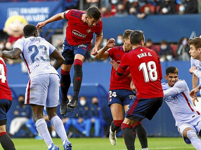 Espectacular salto de David García para conectar el remate que supuso el primer empate de Osasuna.