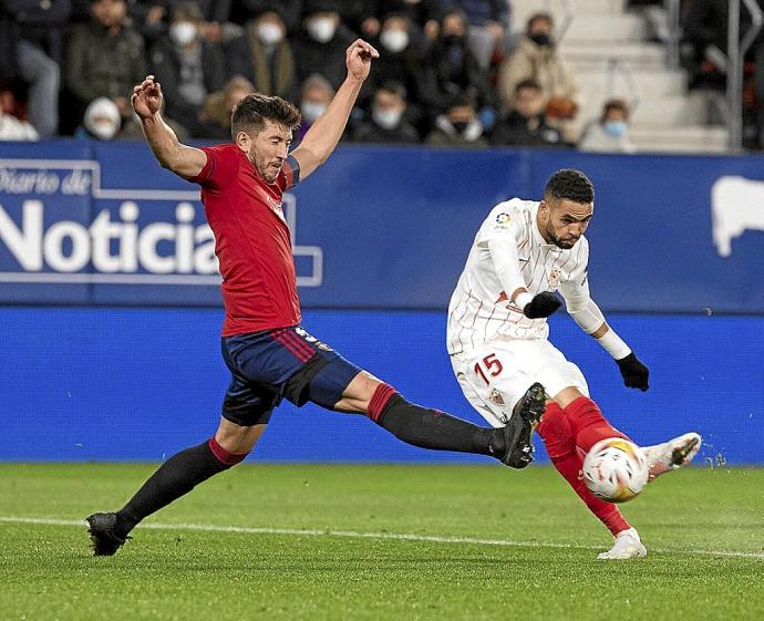 David García intenta taponar un remate de En-Nesyri durante el Osasuna-Sevilla. Foto: Unai Beroiz