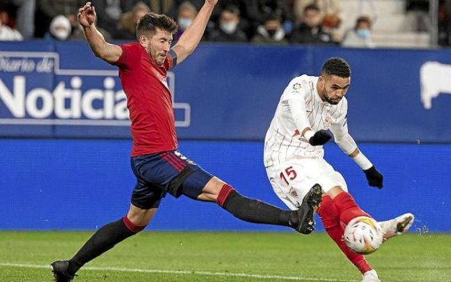 David García intenta taponar un remate de En-Nesyri durante el Osasuna-Sevilla. Foto: Unai Beroiz
