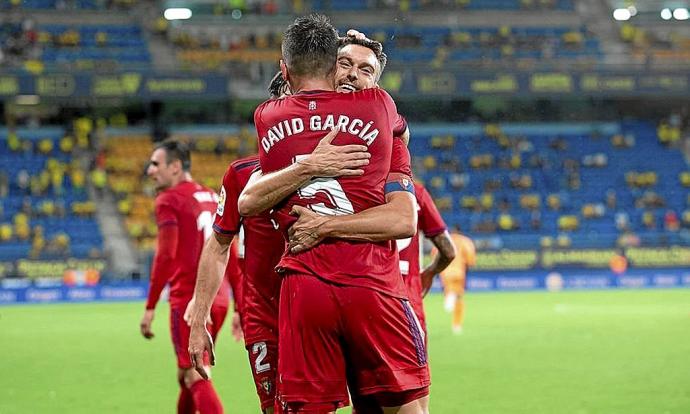 Abrazo entre David García y Roberto Torres, protagonistas del último gol de Osasuna, para celebrar el tanto de la victoria.